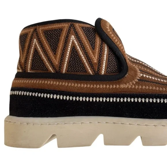 Bernardo Leather and Sheepskin Drea
Embroidered Booties Brown Black Size 7 EUC - Picture 7 of 9